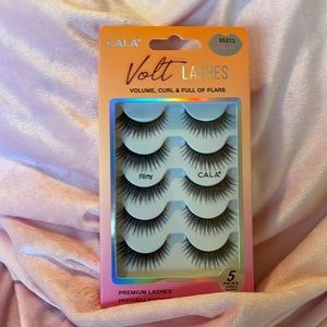 SET OF LASHES
